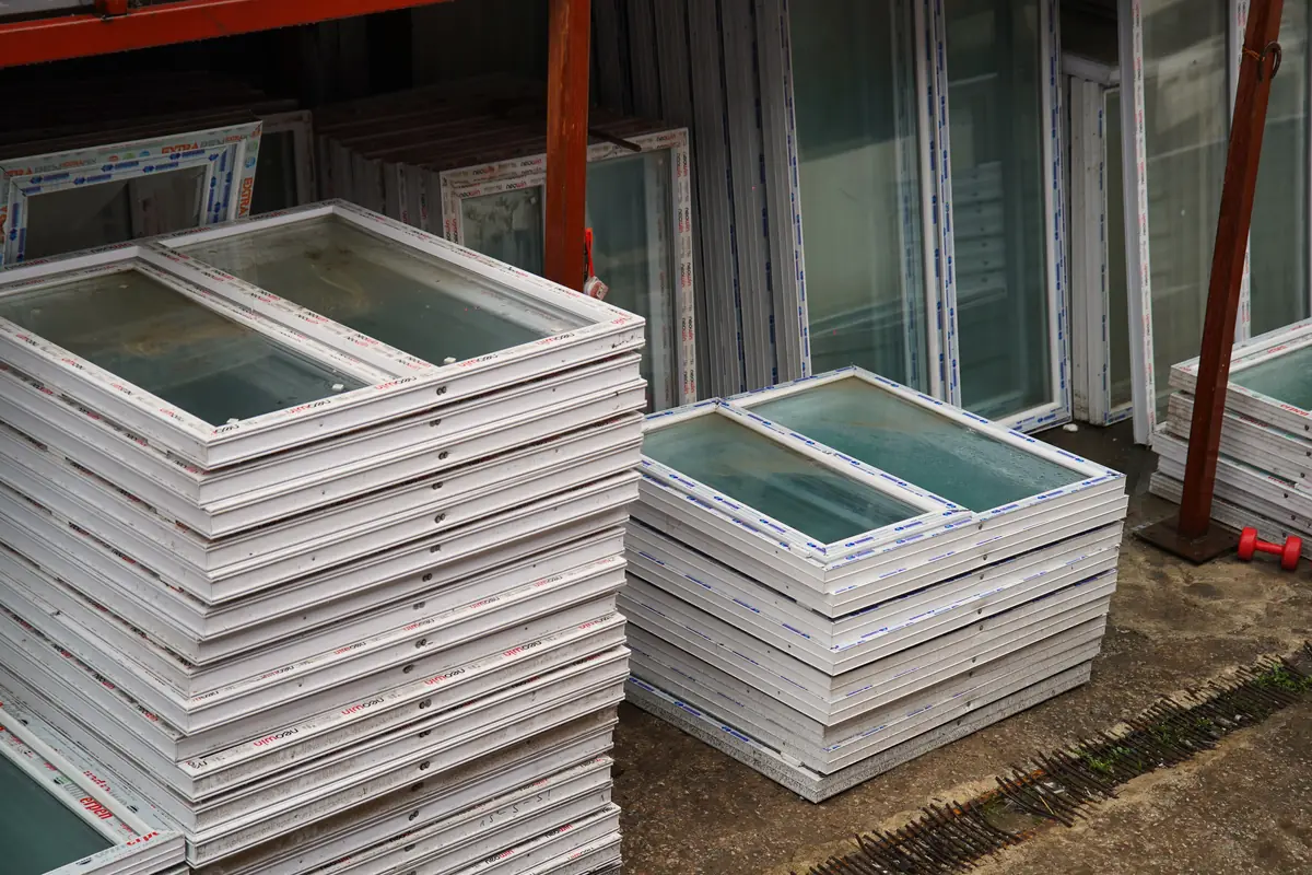 Üst üste istiflenmiş, teslime hazır beyaz PVC pencereler