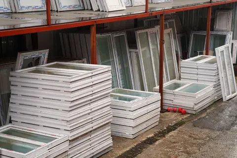 İstiflenmiş beyaz PVC pencereler