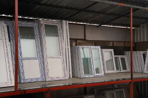 Raflarda sergilenen PVC kapı ve pencereler